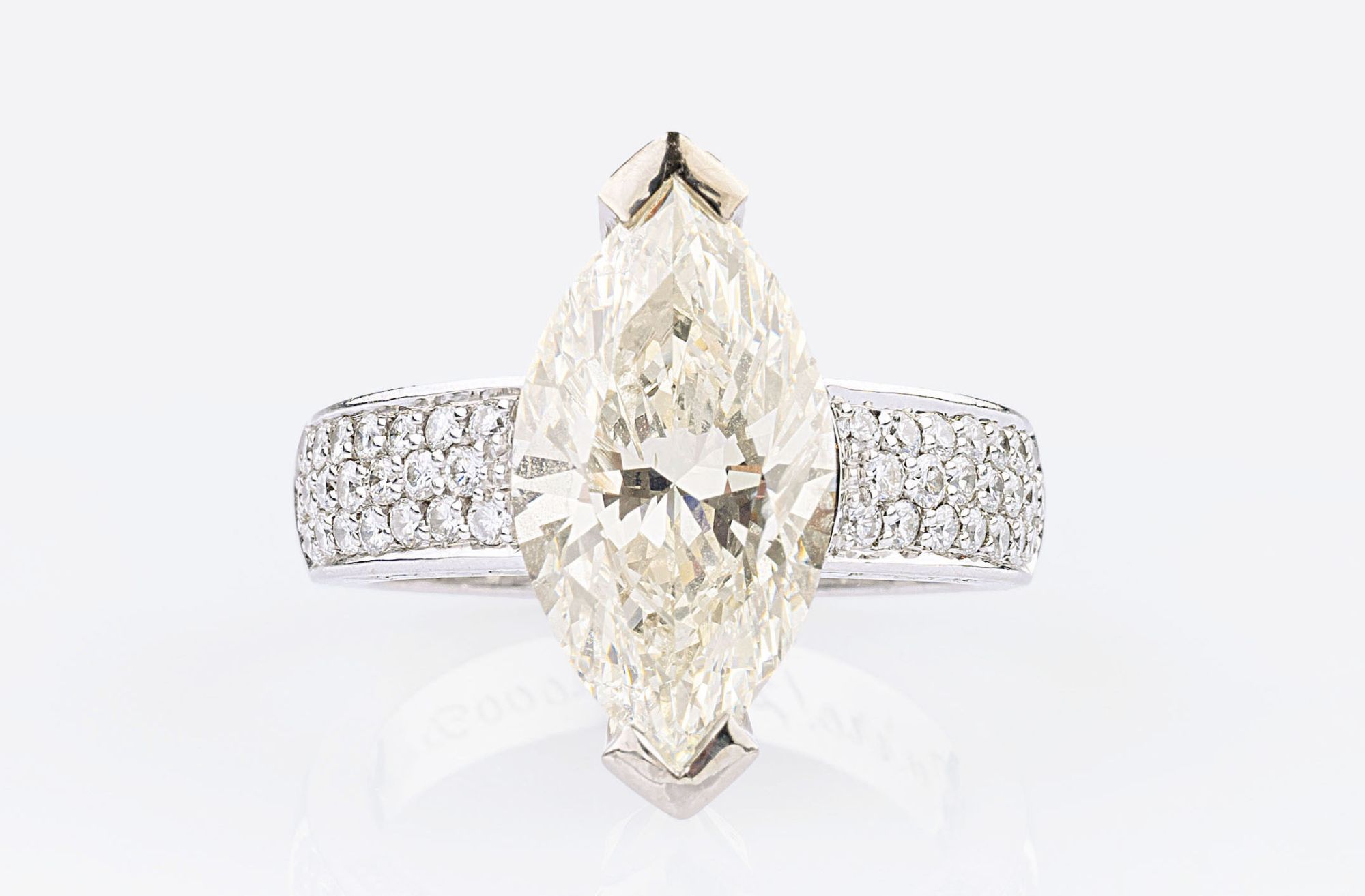 Solitär-Ring mit Marquise-Diamant
