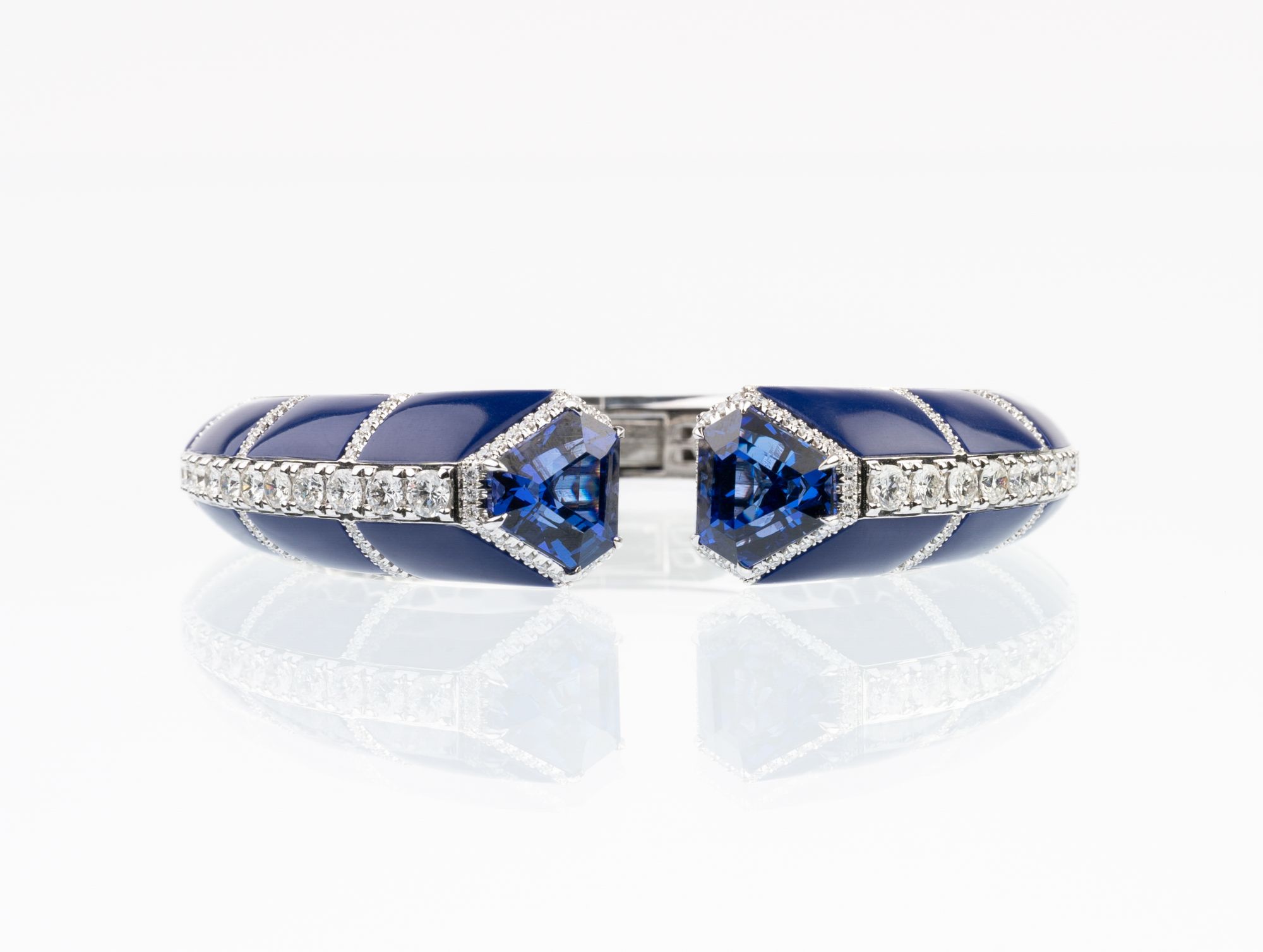 An extraordinary, colour-intensive Lapis Lazuli Bangle Bracelet with Tanzanites and Diamonds