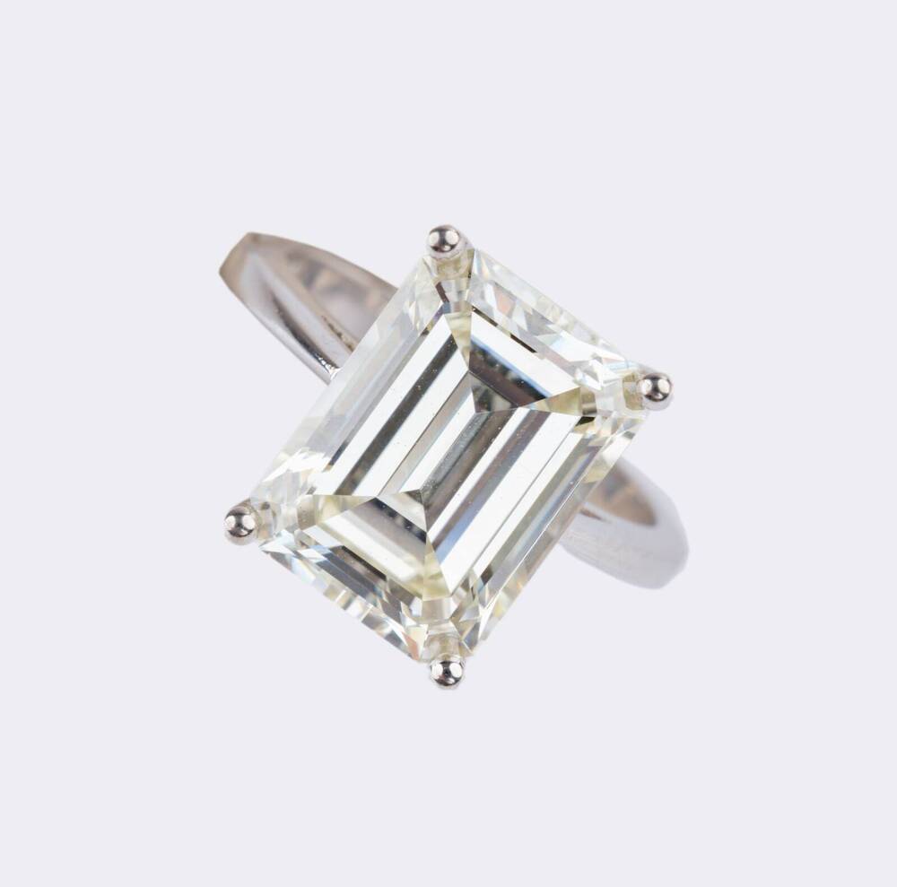 Hochkarätiger Diamant Solitär-Ring in Emerald-Cut