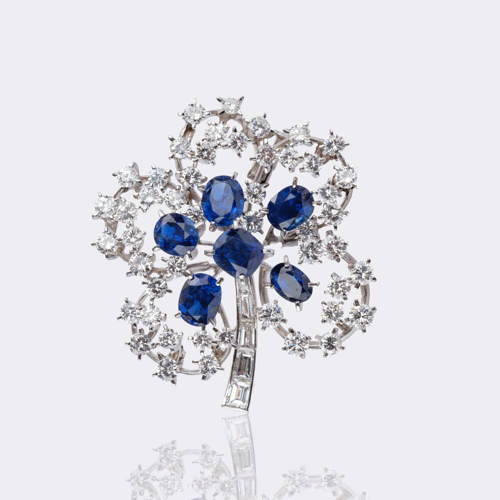 Feine Blüten-Brosche mit Diamanten und Saphiren