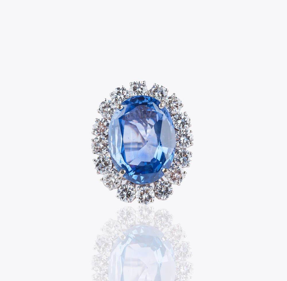 Hochkarätiger natürlicher Saphir-Ring mit Brillantbesatz