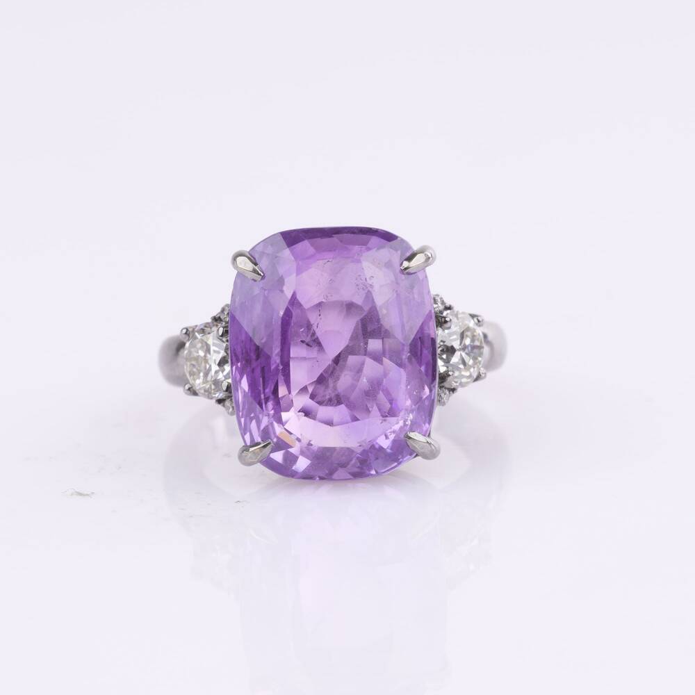 Natürlicher Colour-Changing Ceylon Saphir Ring mit Diamant-Besatz