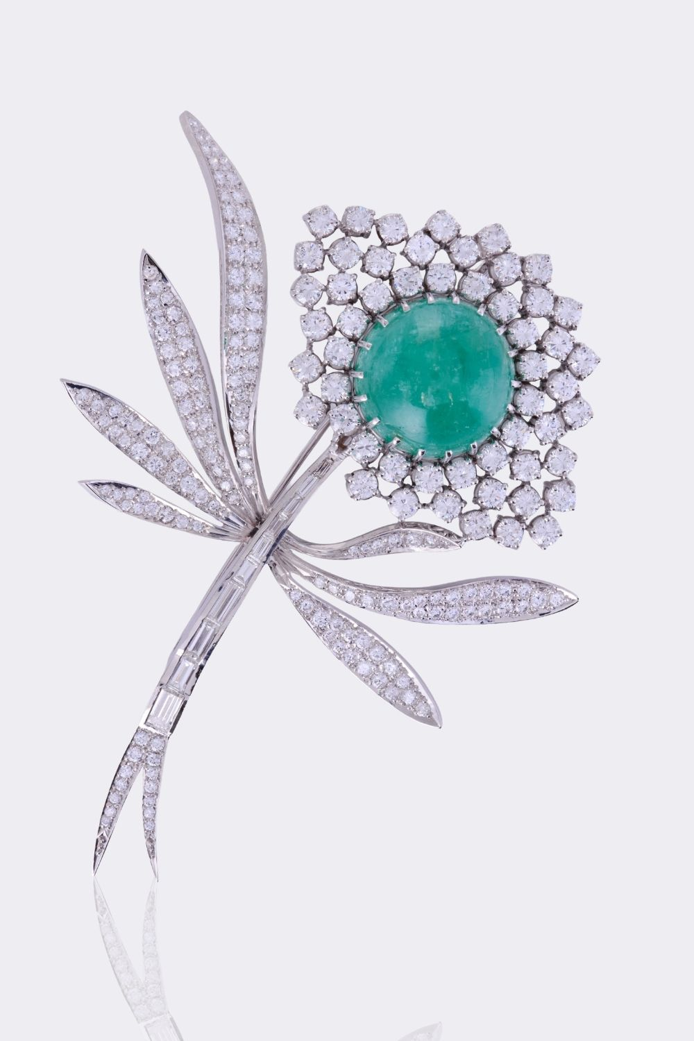 Außergewöhnliche, hoch-feine Vintage Smaragd Diamant Blütenbrosche 'Vert et blanc délicat'